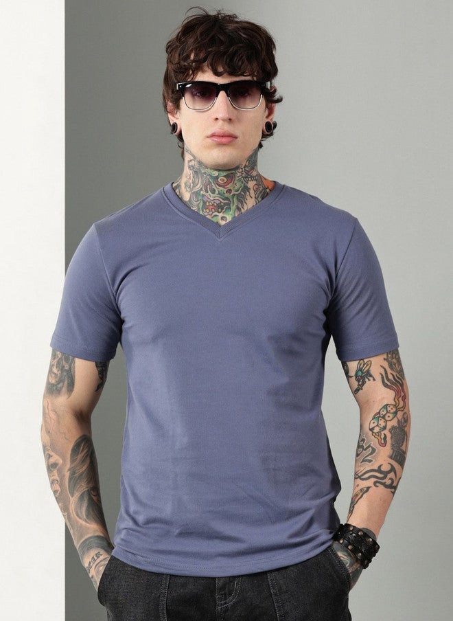 Own The Looks تي شيرت قطن للرجال بتصميم V-رقبة سادة - Image 1